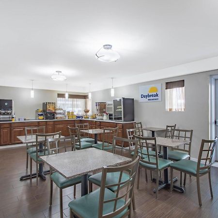 Days Inn By Wyndham Elmsford Exteriör bild