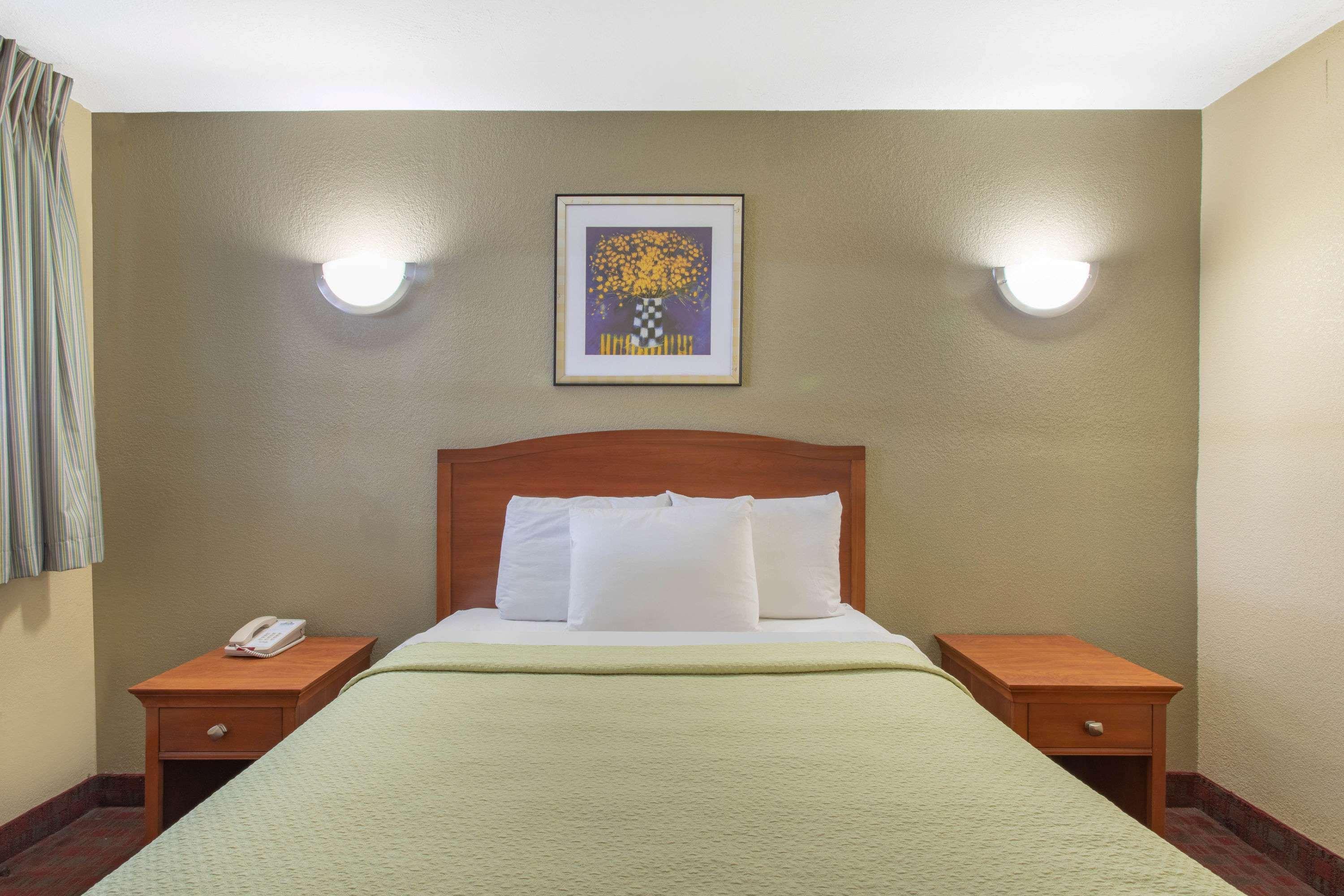 Days Inn By Wyndham Elmsford Exteriör bild
