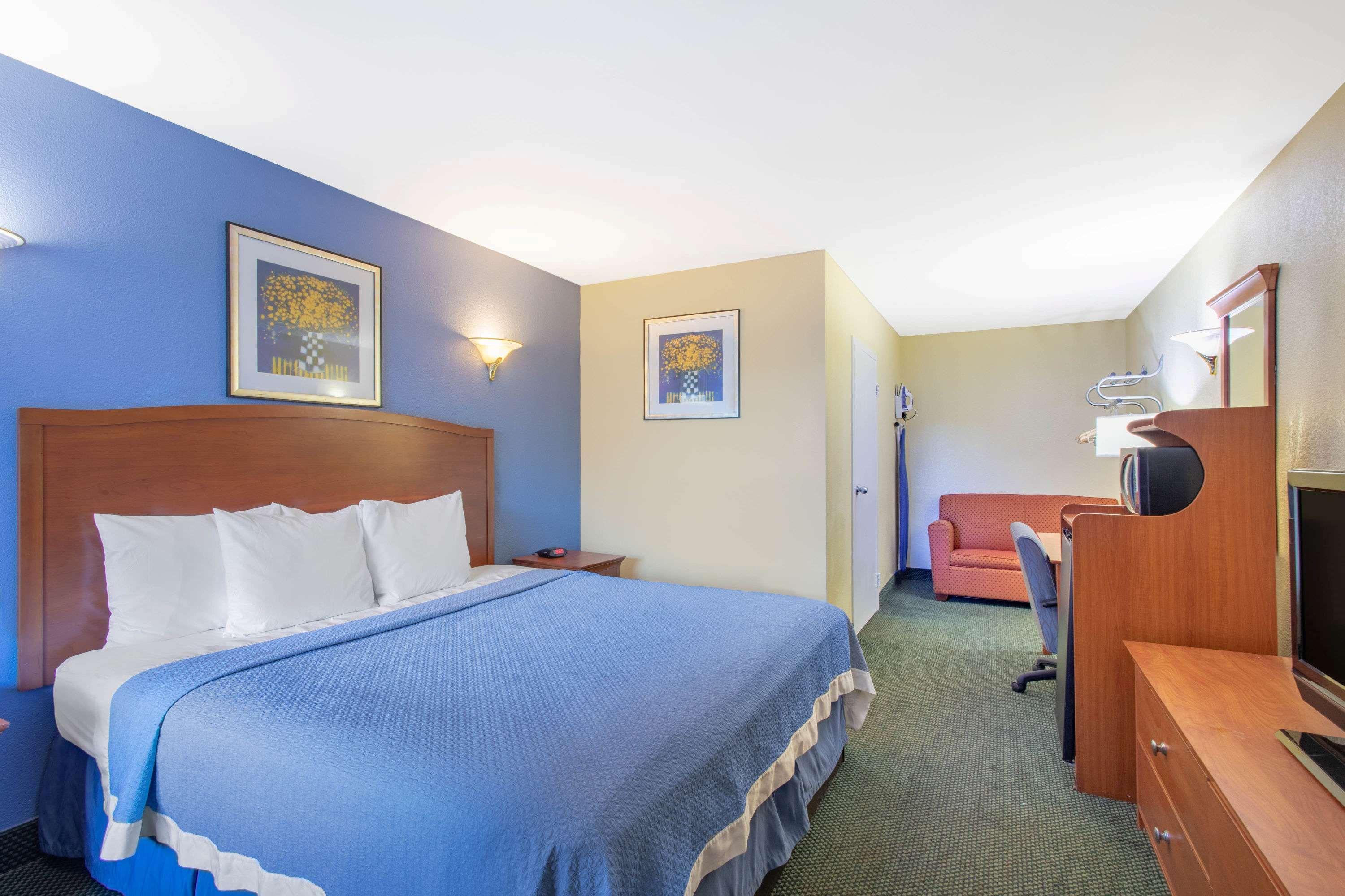 Days Inn By Wyndham Elmsford Exteriör bild