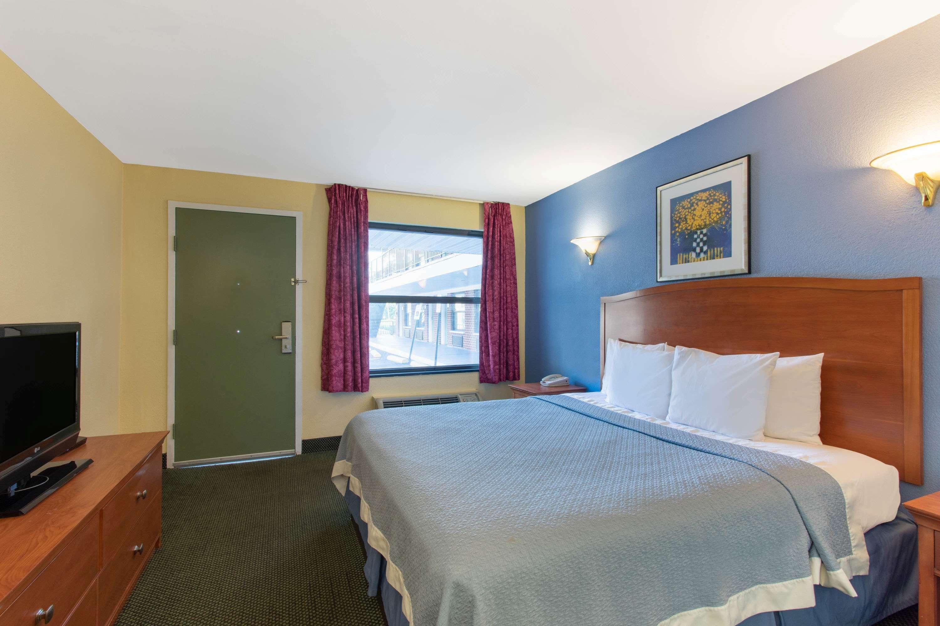 Days Inn By Wyndham Elmsford Exteriör bild