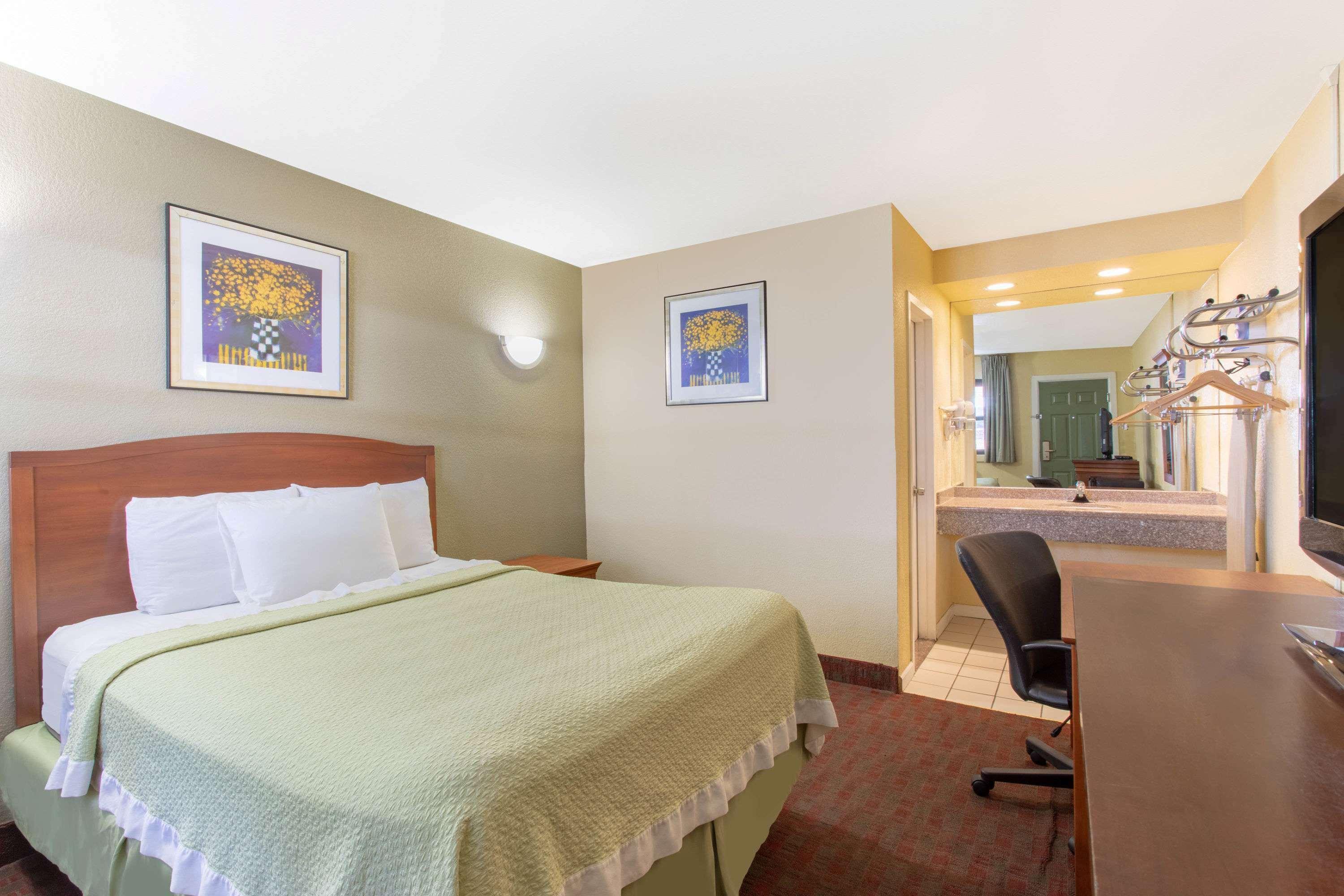 Days Inn By Wyndham Elmsford Exteriör bild