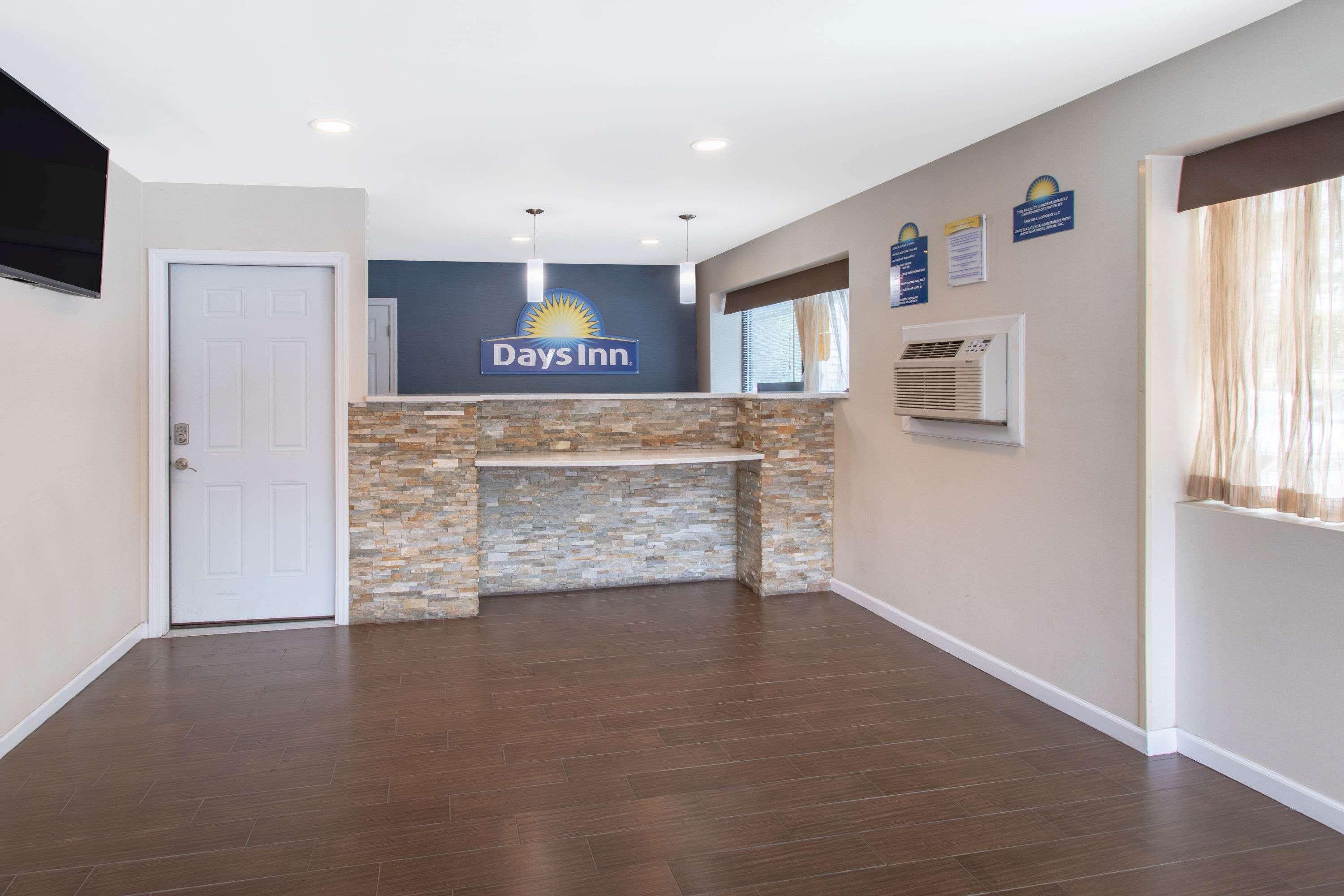 Days Inn By Wyndham Elmsford Exteriör bild