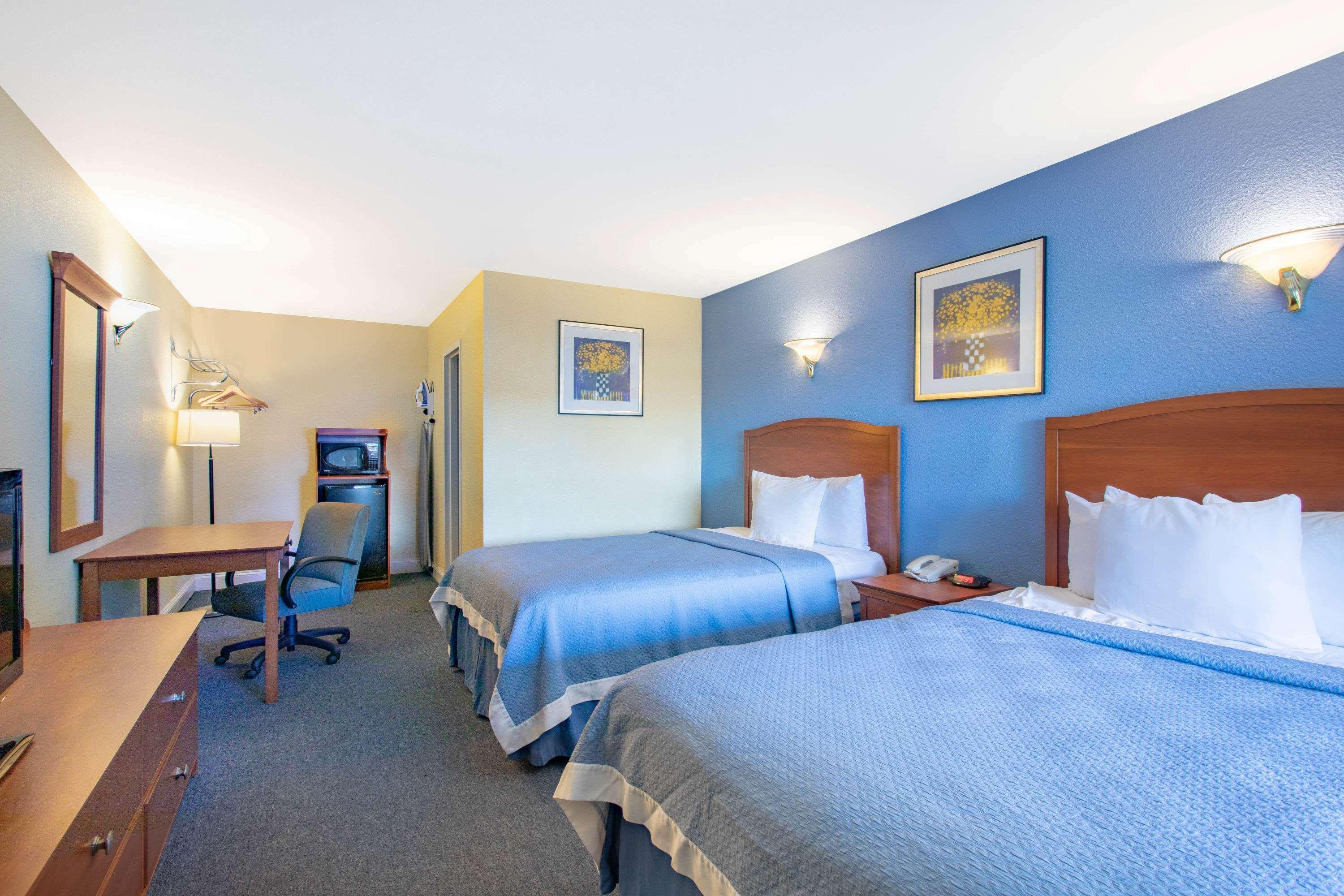 Days Inn By Wyndham Elmsford Exteriör bild