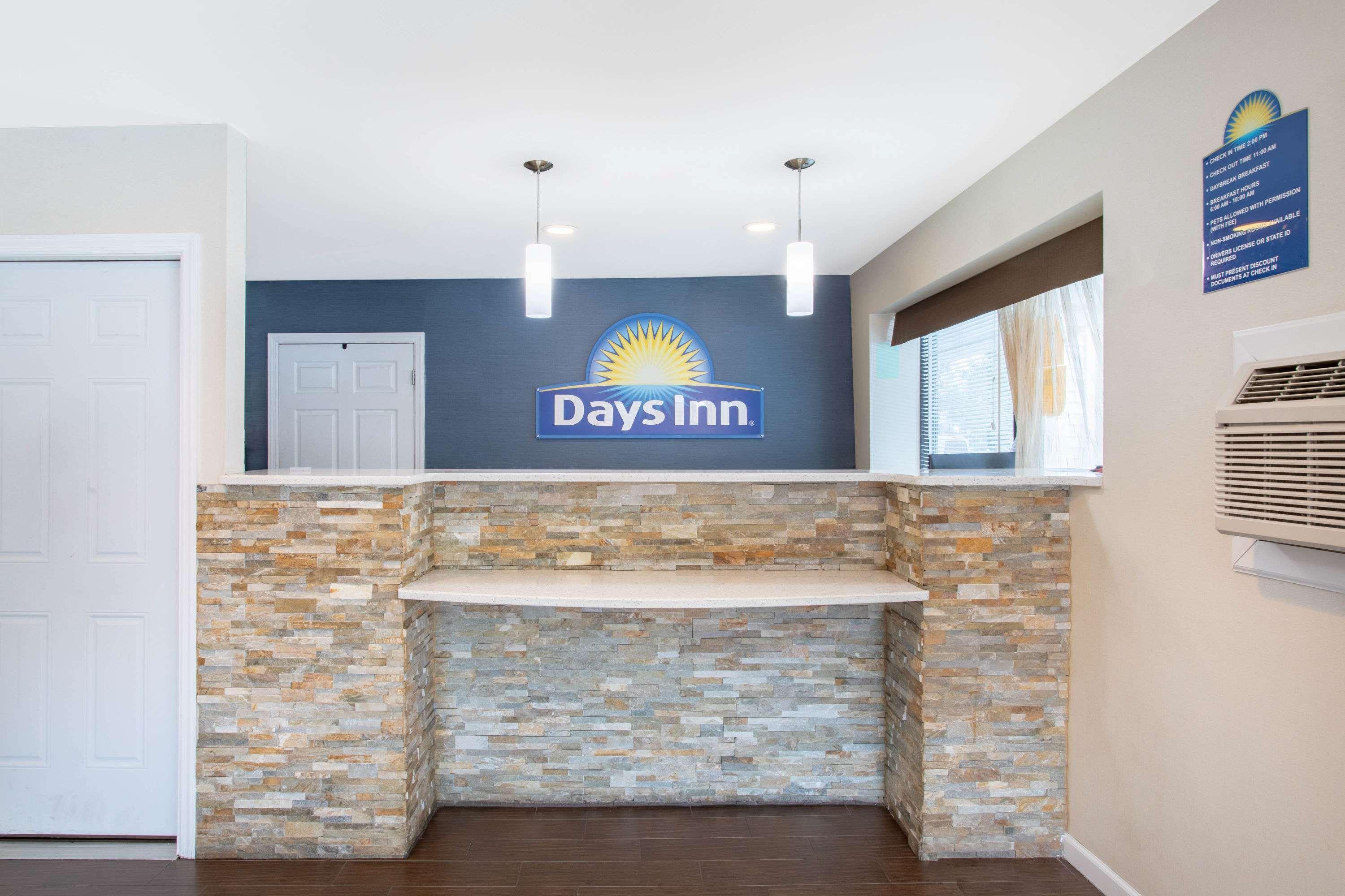Days Inn By Wyndham Elmsford Exteriör bild