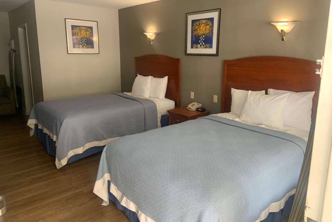 Days Inn By Wyndham Elmsford Exteriör bild