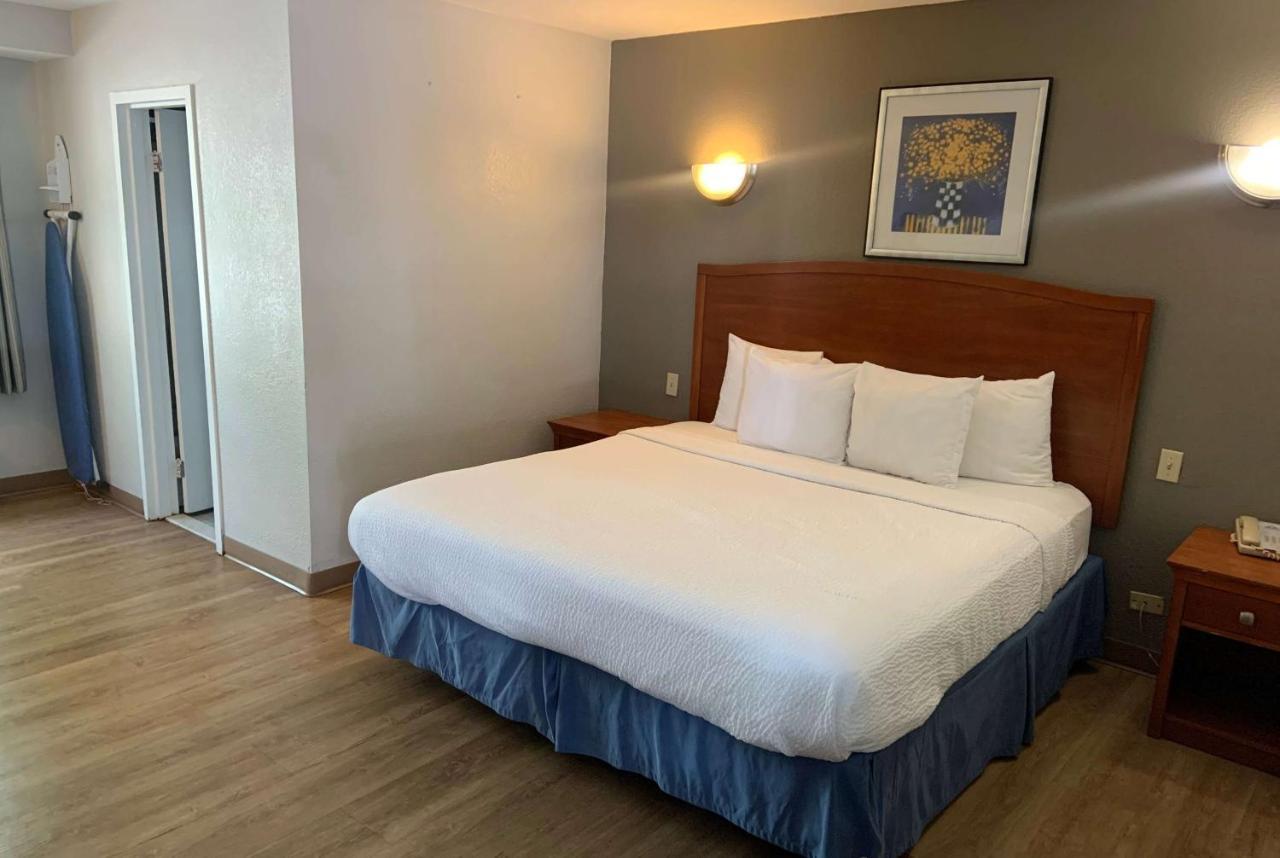 Days Inn By Wyndham Elmsford Exteriör bild