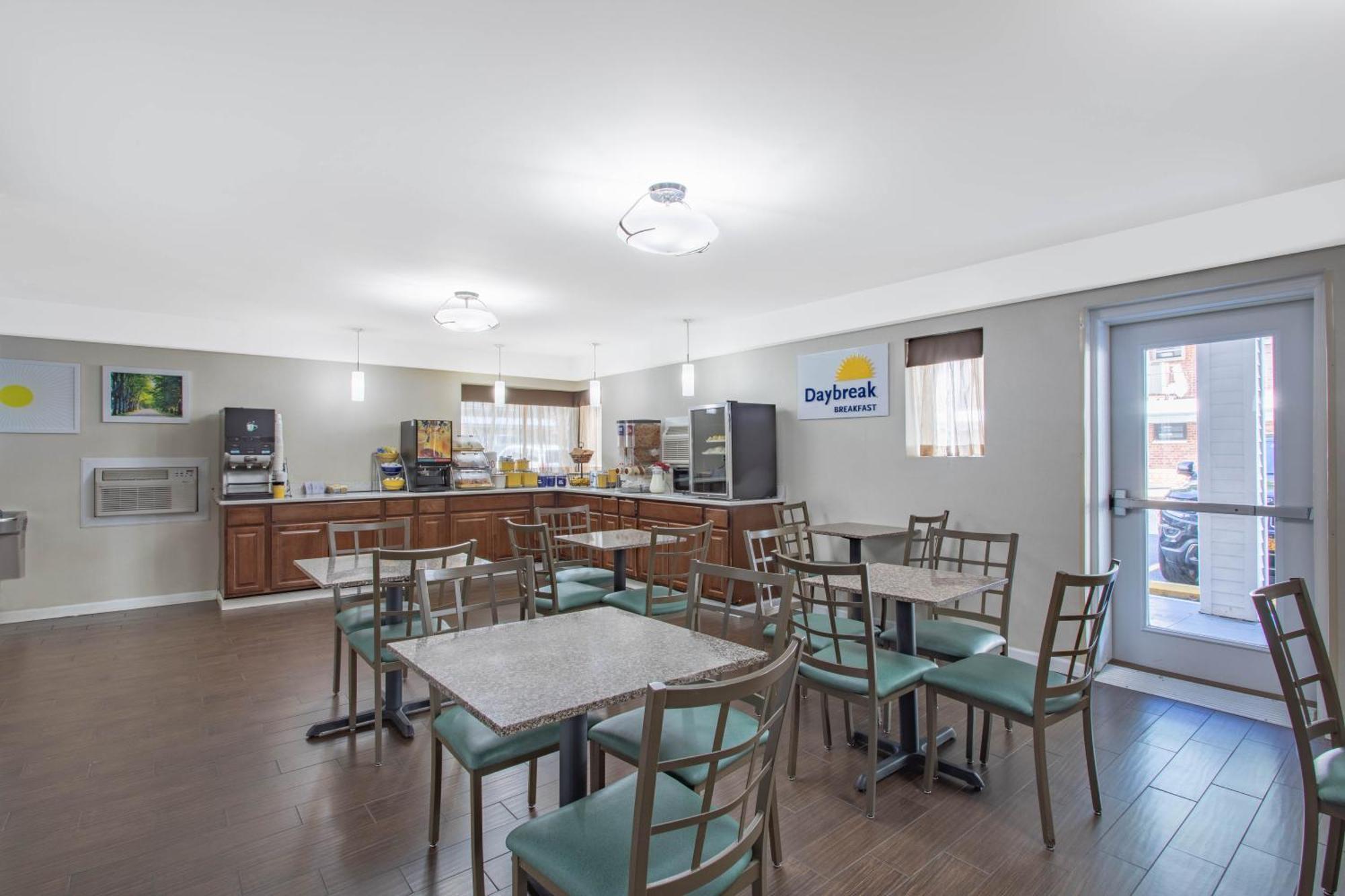 Days Inn By Wyndham Elmsford Exteriör bild