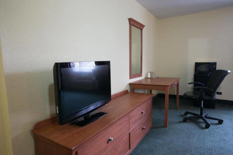 Days Inn By Wyndham Elmsford Exteriör bild