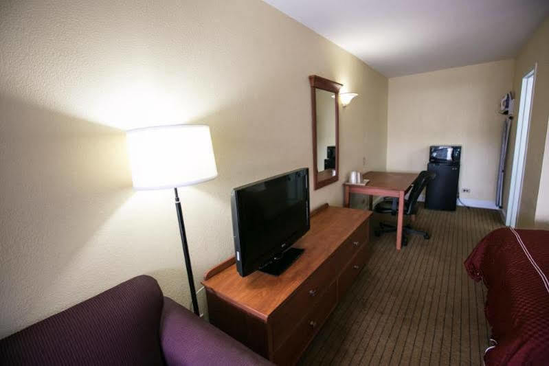 Days Inn By Wyndham Elmsford Exteriör bild